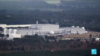 Gironde : l'incendie menace des sites stratégiques • FRANCE 24