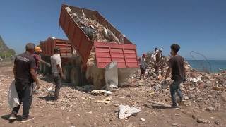 Venezuelans dig through earthquake debris for valuable scrap