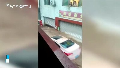 Severe flash flooding in Sichuan, China: Cars swept away