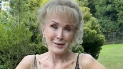 Beverley Callard reveals next steps after final radiotherapy session for breast cancer