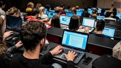 Law School Limits Laptops as AI Transforms Work