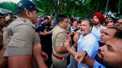Rahul Gandhi, Akhilesh Yadav detained after Congress sit-in outside PM's residence