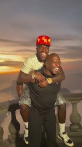 El momentazo de Vinicius a hombros de Terry Crews en Rio de Janeiro