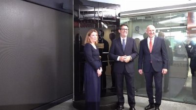 Andy Burnham arrives at No.10 North, poses in front of Downing Street door replica, and slams critical Londoners
