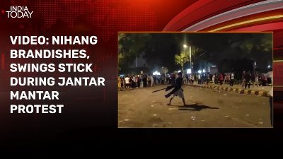 Video: Panic as Nihang swings stick among crowd at CJP's Jantar Mantar protest site