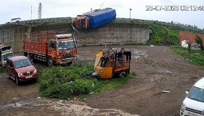 Caught on CCTV: Terrifying Crash on Nashik MIDC Bypass | Maharashtra News