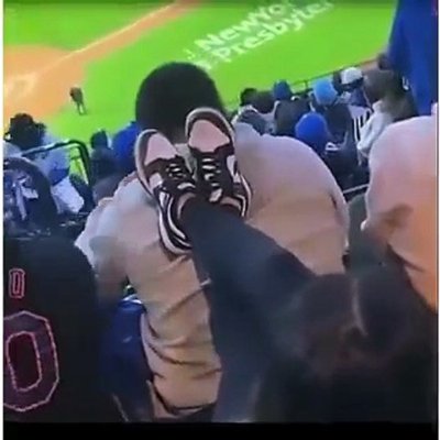 Woman repeatedly k!cked the man, rubbed her shoes on his back, and acted like nobody would stop her.