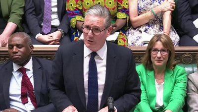 Starmer exits PMQs for final time to standing ovation from MPs