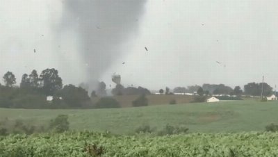 Video: Tornado rips through Kentucky farm in path of destruction